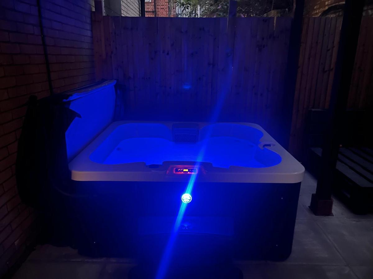Central London, Jaccuzzi,Newbuild, 2 Bedrooms Two Baths 외부 사진