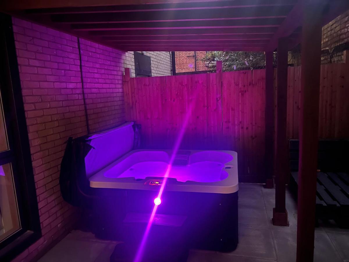 Central London, Jaccuzzi,Newbuild, 2 Bedrooms Two Baths 외부 사진